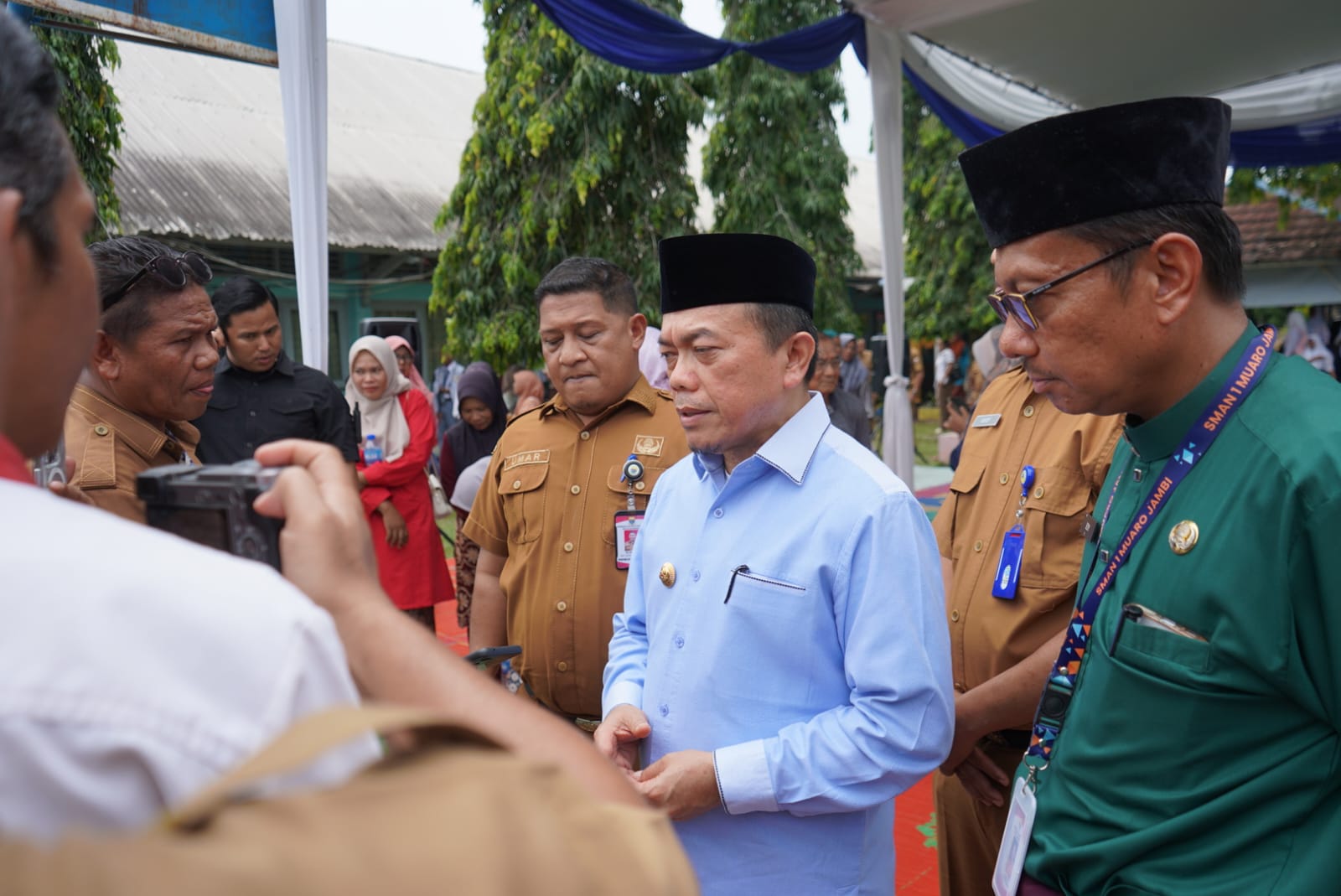 Gubernur Al Haris Apresiasi Penyerahan Murid Baru Secara Adat Melayu Jambi di SMA Negeri 1 Muaro Jambi