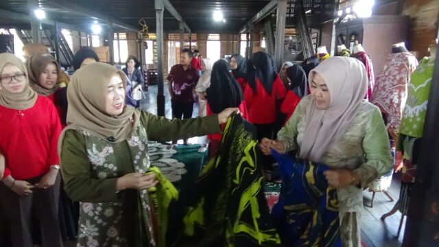 Hj. Hesti Haris Dorong Lahirnya Wirausaha Muda Melalui Pelatihan Batik Kontemporer PKW