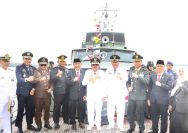 Bupati Anwar Sadat Pimpin Tabur Bunga di Sungai Pengabuan, Berbagi Sembako dan Bendera kepada Nelayan