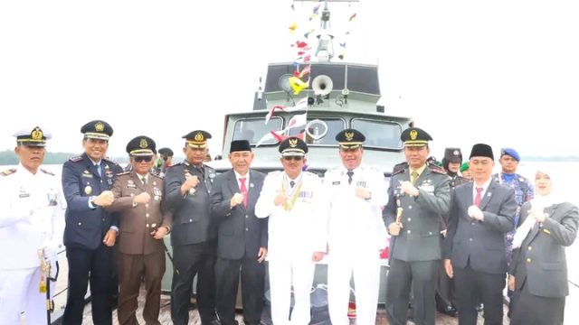 Bupati Anwar Sadat Pimpin Tabur Bunga di Sungai Pengabuan, Berbagi Sembako dan Bendera kepada Nelayan