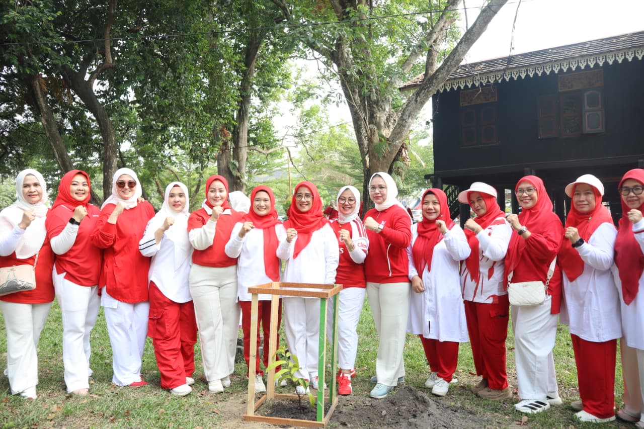 Semarak HUT ke-81 RI, DWP Provinsi Jambi Gelar Senam Bersama dan Gerakan Peduli Lingkungan