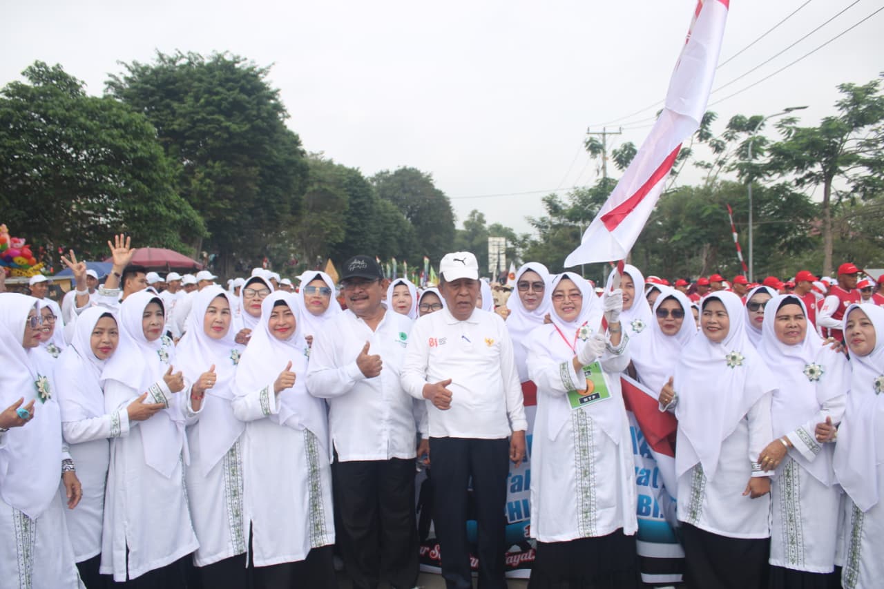 Wagub Sani Lepas Pawai Pembangunan, Bentangkan Semangat Kemerdekaan dari Taman Putri Pinang Masak ke Rumah Dinas Gubernur Jambi