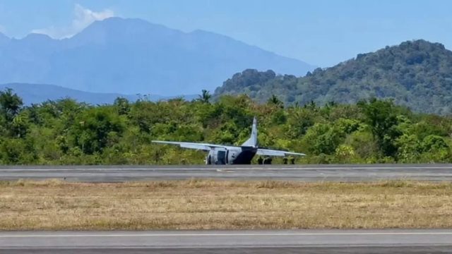 Pesawat Diduga Milik TNI Tergelincir di Bandara Sultan Hasanuddin, Damkar Bergerak Evakuasi