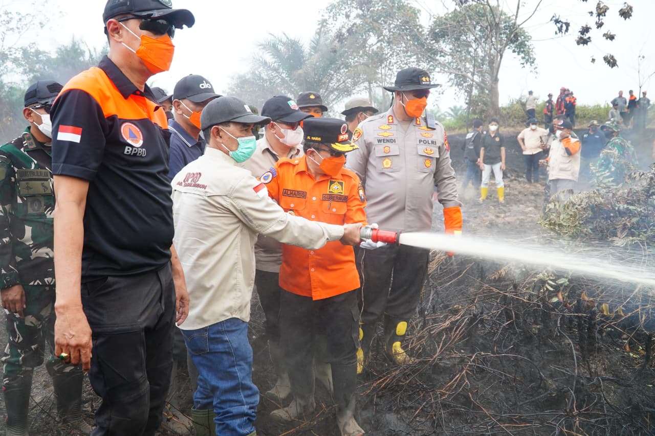 Gubernur Al Haris Turun ke Sarolangun, Pastikan Karhutla Ditangani, Minta Waterbombing untuk Pendinginan
