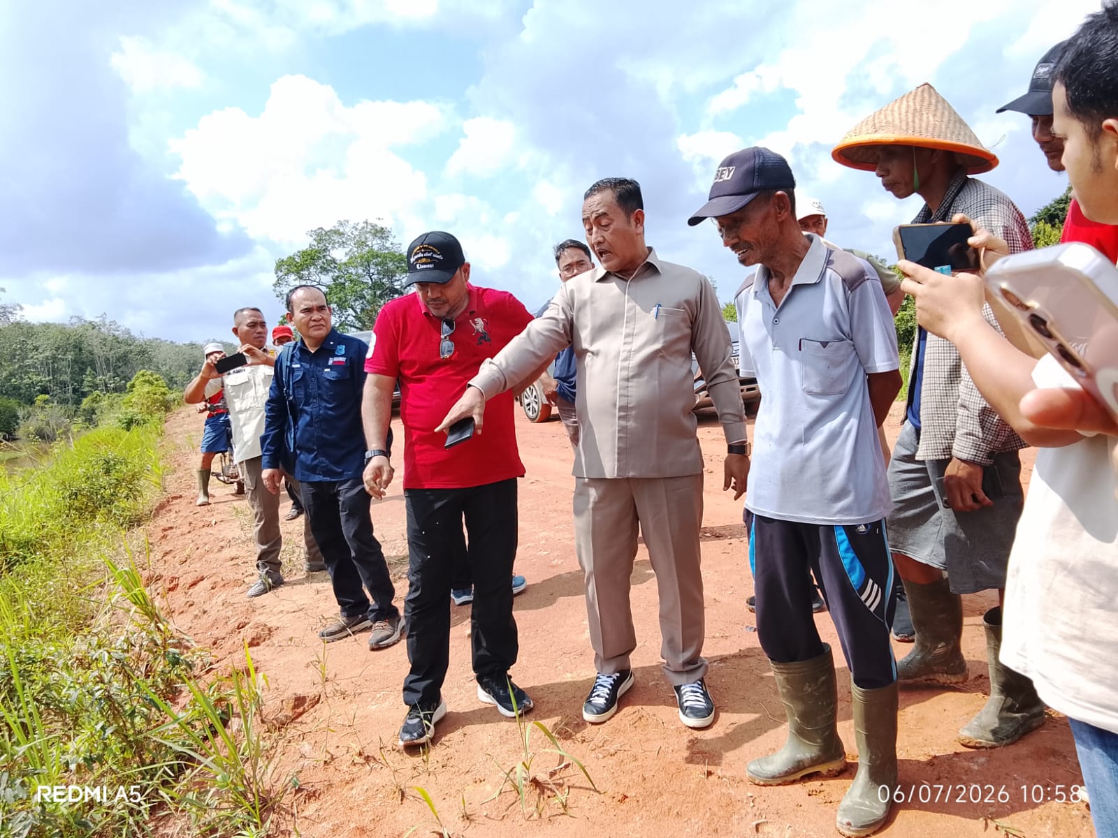 Wakil Ketua DPRD Muaro Jambi Tinjau Langsung Dugaan Pengrusakan Aliran Sungai di Desa Talang Duku