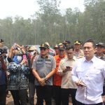 Wagub Sani Dampingi Wamen LH Tinjau Penanganan Karhutla di Desa Parit Culum Tanjab Timur