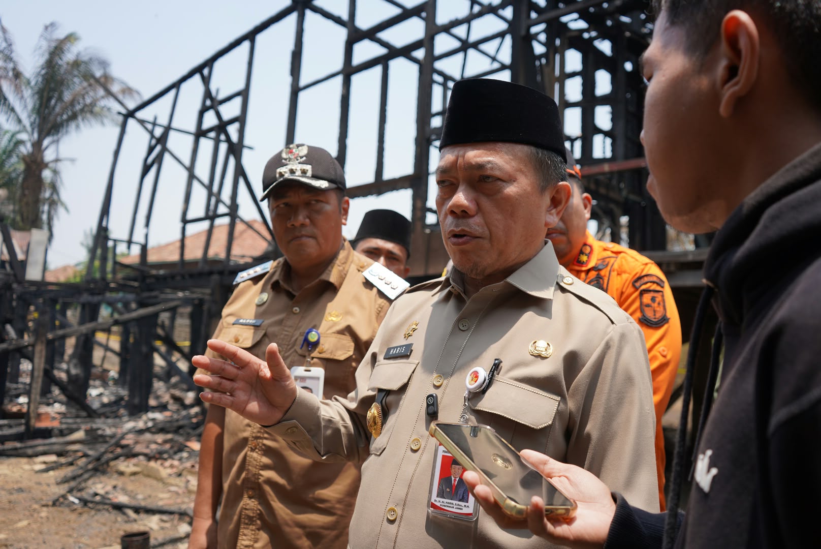 Gubernur Al Haris Tinjau Lokasi Kebakaran di Tanjung Raden, Imbau Warga Waspada Api di Musim Kemarau