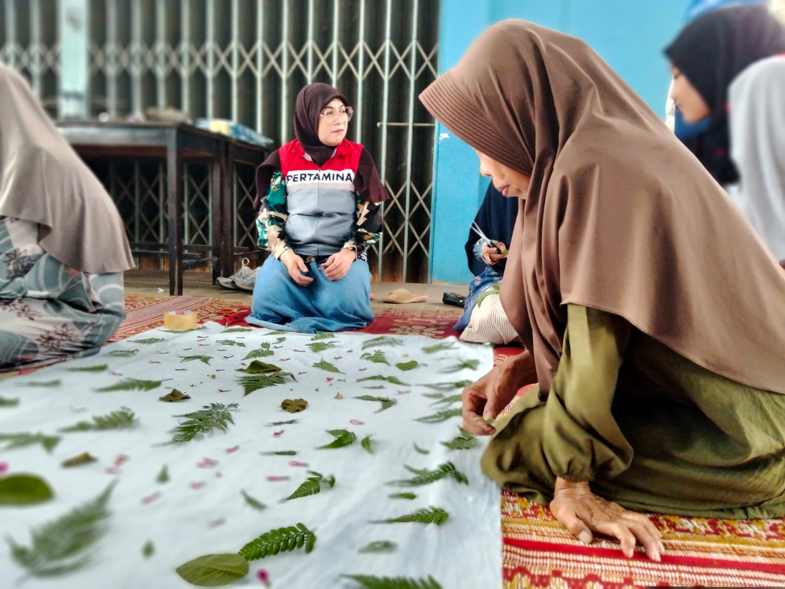 SENJA KARSA PHR Zona 1 Dorong Lansia Desa Kota Karang Hasilkan Batik Ecoprint Bernilai Jual
