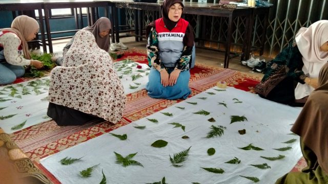 SENJA KARSA PHR Zona 1 Dorong Lansia Desa Kota Karang Hasilkan Batik Ecoprint Bernilai Jual