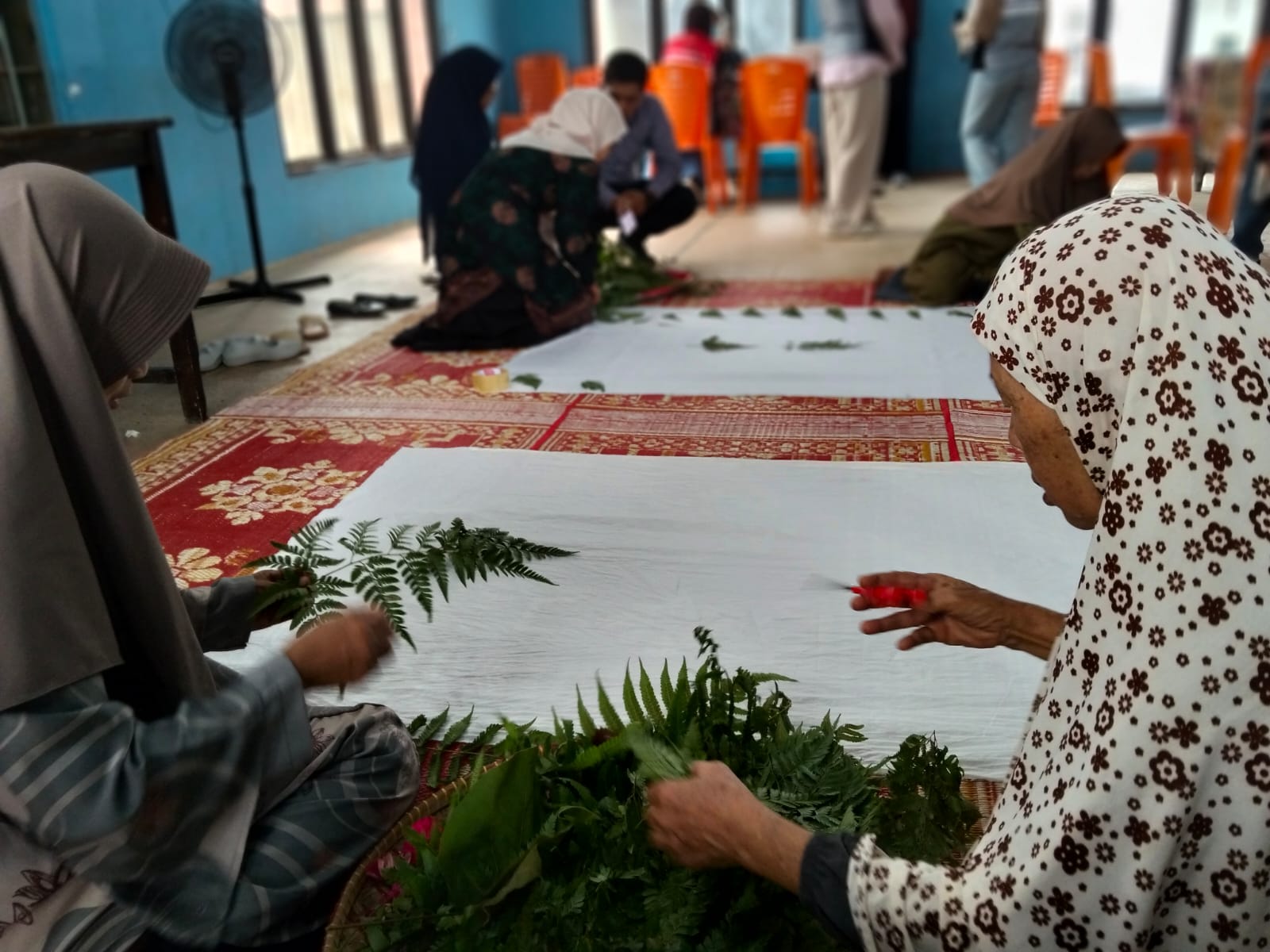 SENJA KARSA PHR Zona 1 Dorong Lansia Desa Kota Karang Hasilkan Batik Ecoprint Bernilai Jual