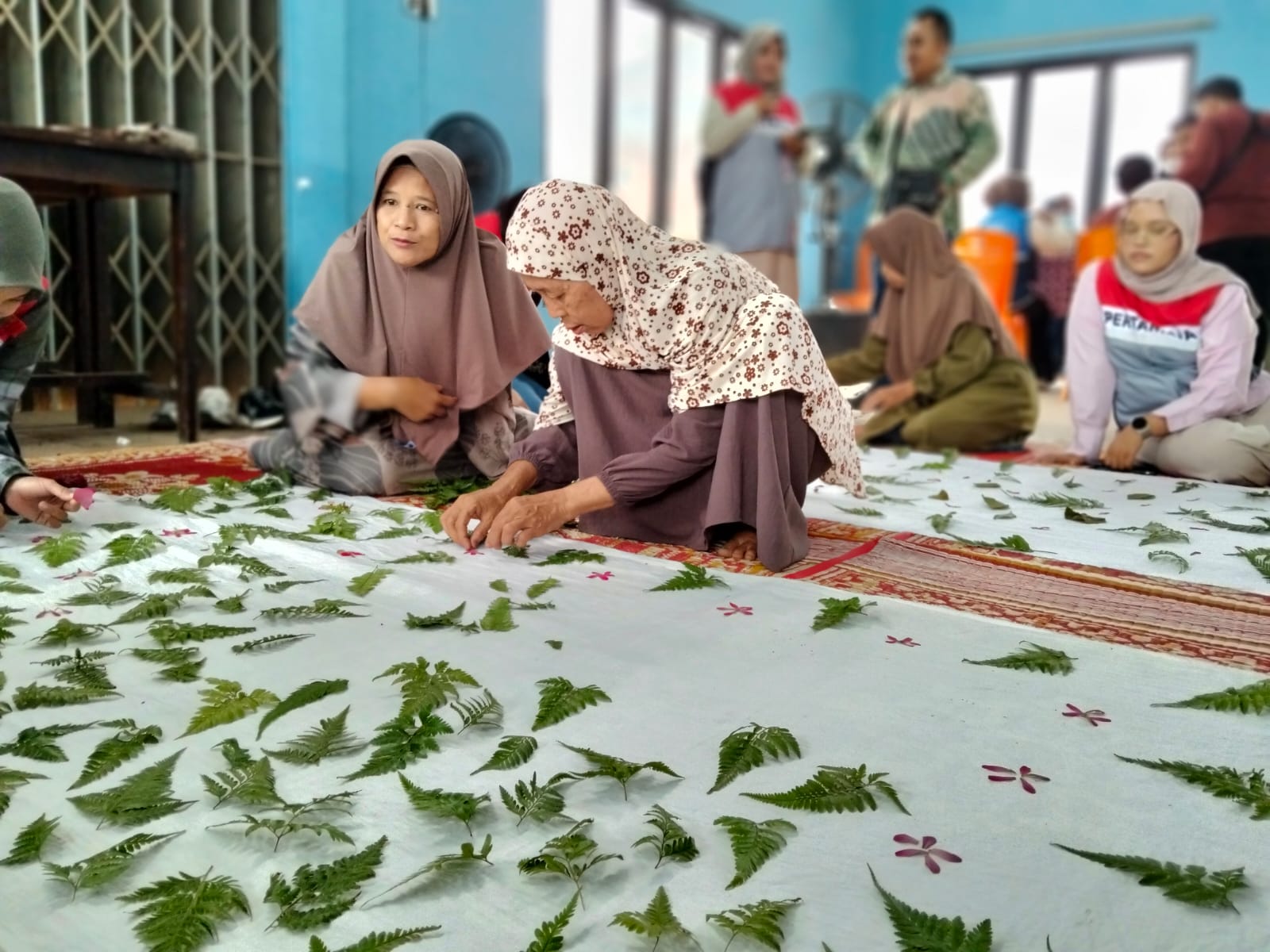 SENJA KARSA PHR Zona 1 Dorong Lansia Desa Kota Karang Hasilkan Batik Ecoprint Bernilai Jual