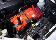 Mobil Mogok dan Bunyi Klik Saat Distarter? Kenali Penyebabnya Sebelum Ganti Aki