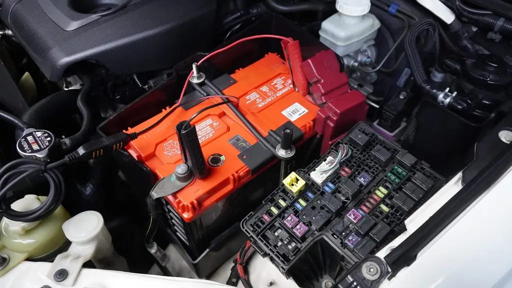 Mobil Mogok dan Bunyi Klik Saat Distarter? Kenali Penyebabnya Sebelum Ganti Aki