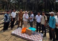 Anggota DPRD Hj Ade Erma Suryani Salurkan Bantuan Bencana Kebakaran di Desa Arang-Arang