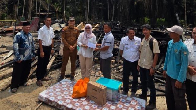 Anggota DPRD Hj Ade Erma Suryani Salurkan Bantuan Bencana Kebakaran di Desa Arang-Arang