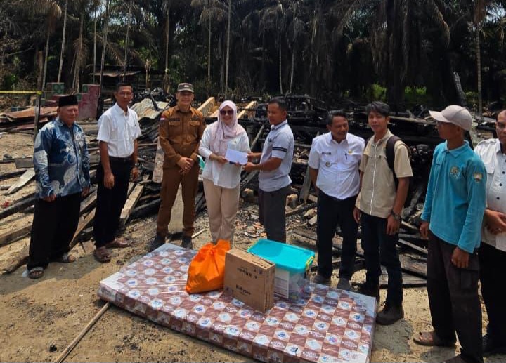 Anggota DPRD Hj Ade Erma Suryani Salurkan Bantuan Bencana Kebakaran di Desa Arang-Arang