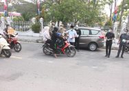 Bupati Anwar Sadat Bagikan Masker, Lindungi Warga di Tengah Kabut Asap