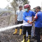 Bupati Anwar Sadat Turun Langsung Padamkan Karhutla di Kuala Indah, Imbau Warga Hentikan Pembakaran Lahan