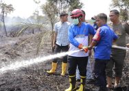 Bupati Anwar Sadat Turun Langsung Padamkan Karhutla di Kuala Indah, Imbau Warga Hentikan Pembakaran Lahan