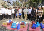 Serahkan Bantuan Bencana Angin Puting Beliung dan Musibah Kebakaran, Bupati Anwar Sadat Ingatkan Waspada Kelistrikan di Musim Kemarau