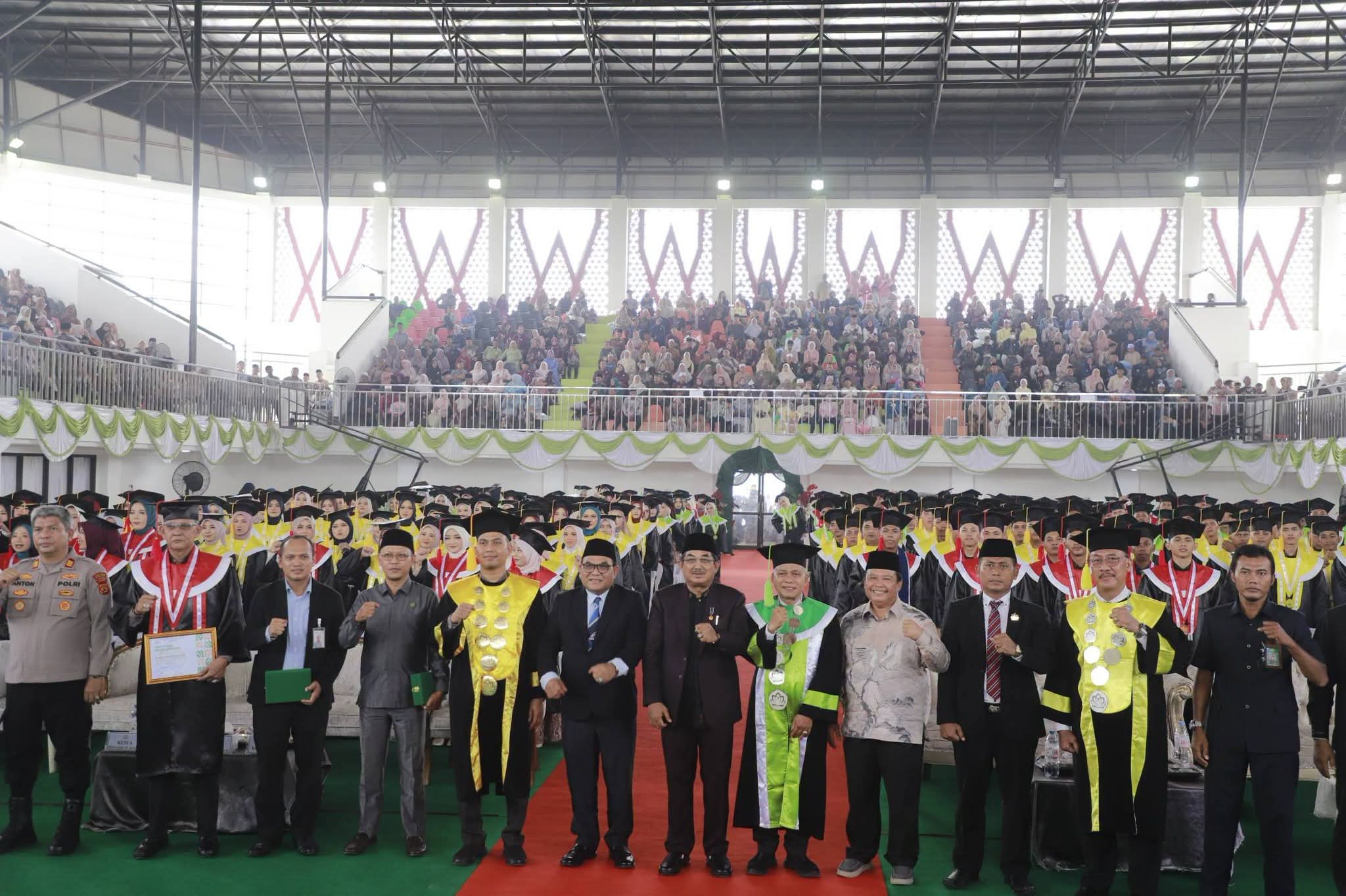 Bupati Anwar Sadat Hadiri Wisuda ke-XXII UNIS An-Nadwah, Dorong Pembukaan Prodi Kelautan dan Perikanan