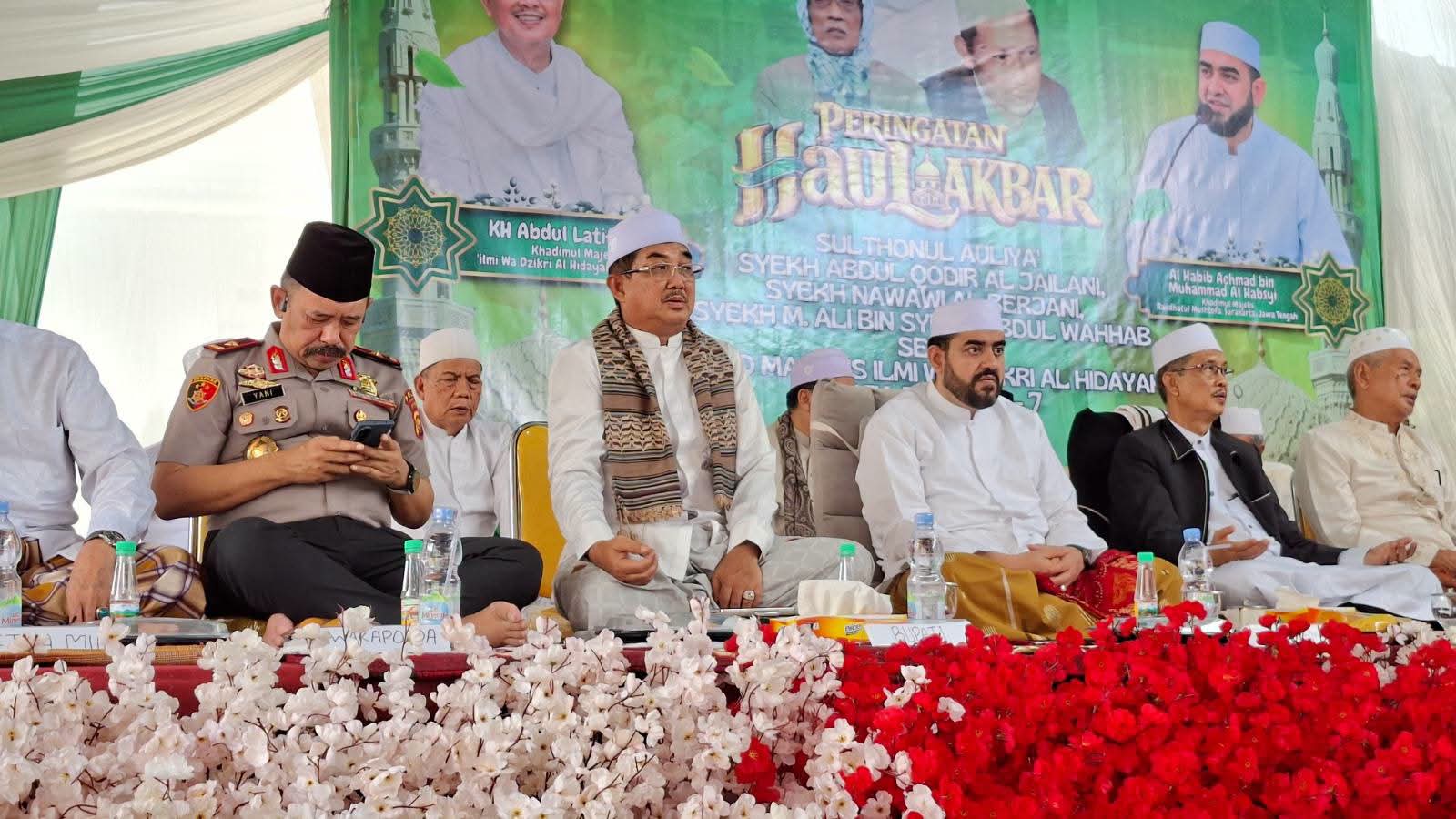 Bupati Anwar Sadat Hadiri Haul ke-7 Ilmi wa Dzikri Al Hidayah di Kota Jambi, Ajak Masyarakat Bermunajat agar Kabut Asap Segera Berakhir