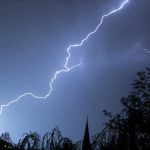 Petir Bisa Merusak Peralatan Elektronik di Rumah, Ini Penyebab dan Cara Mencegahnya