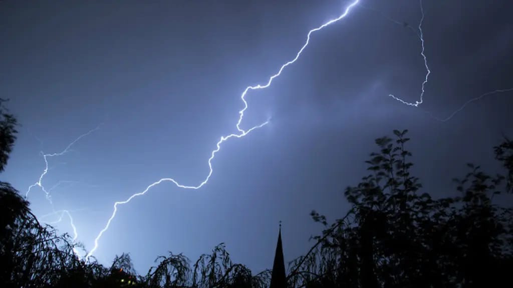 Petir Bisa Merusak Peralatan Elektronik di Rumah, Ini Penyebab dan Cara Mencegahnya