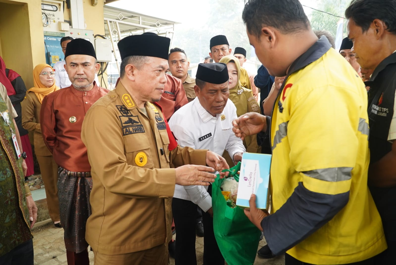 Peduli Dampak Karhutla, Gubernur Al Haris Serahkan 200 Paket Sembako dan Masker di Bungo