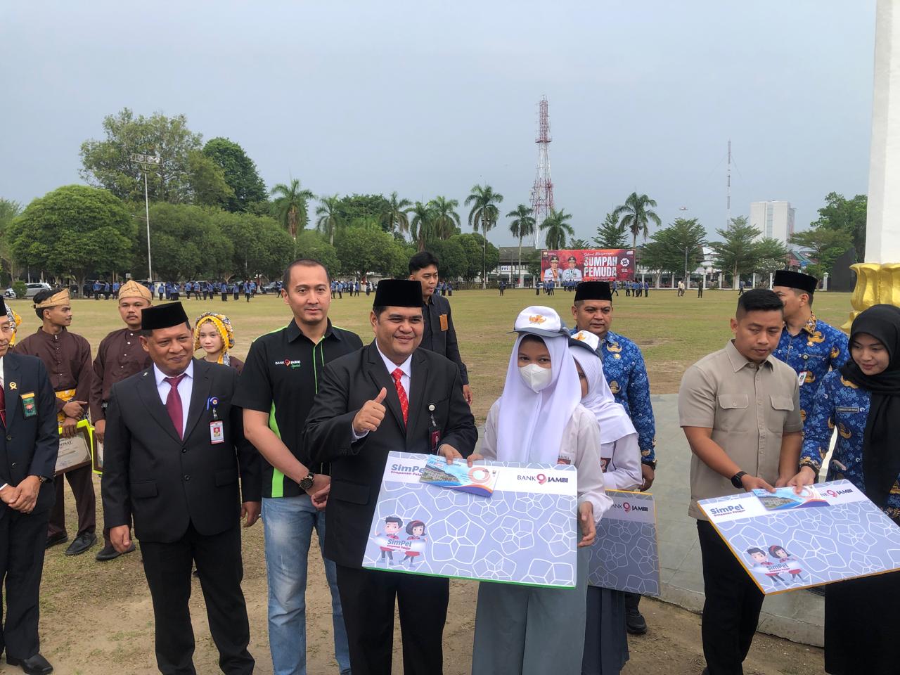 Hari Sumpah Pemuda, Bank Jambi Salurkan Bantuan SimPel untuk Siswa SMK