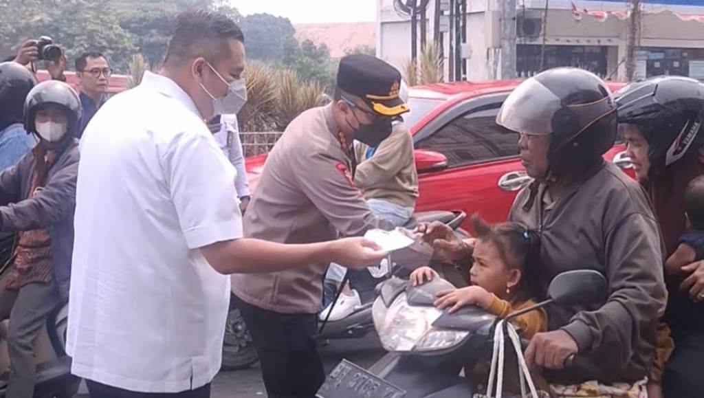 DPRD Kota Jambi Bagikan 2.000 Masker, Warga Diimbau Waspadai Kualitas Udara
